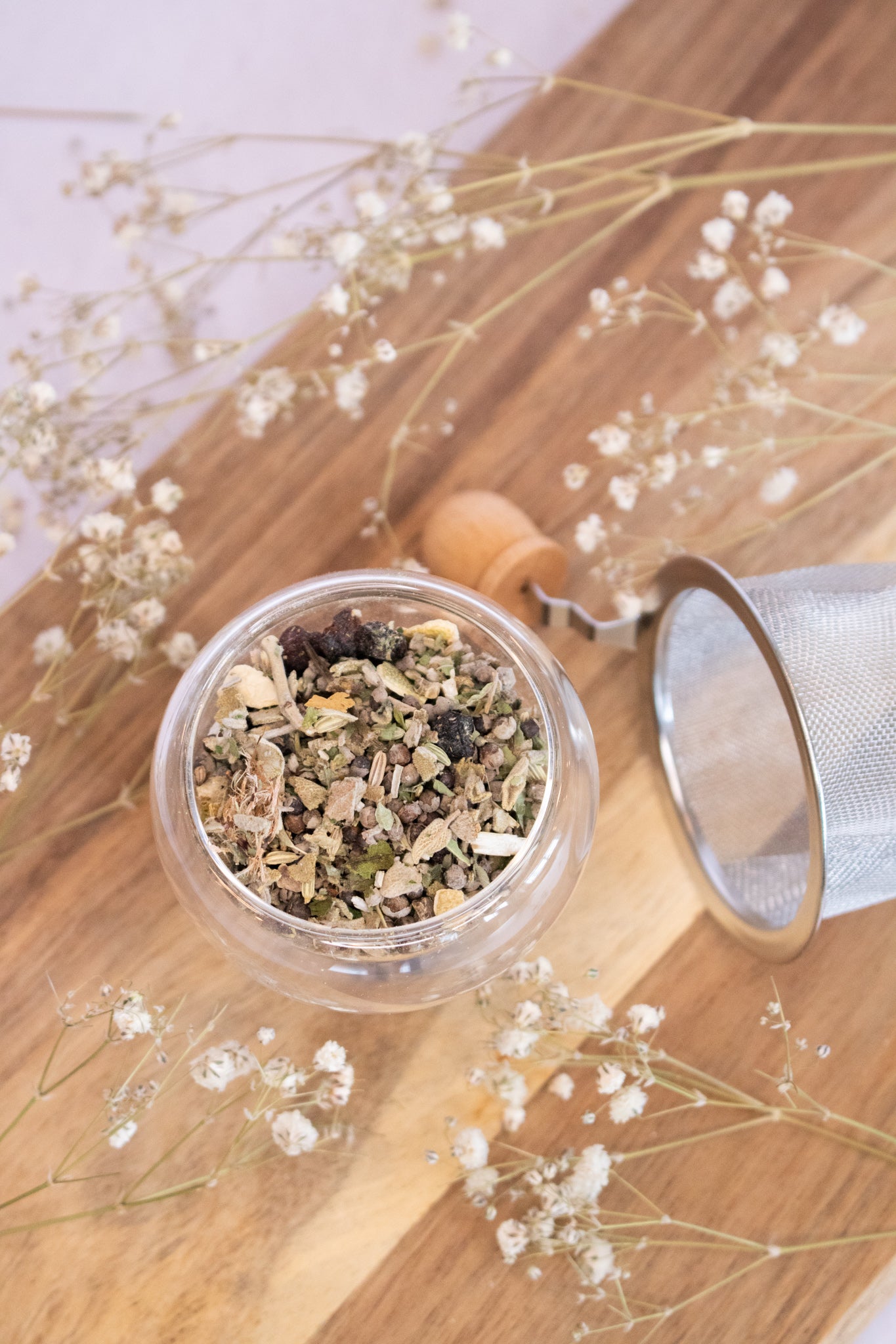 Our Moon Cycle herbal tea has been formulated with a blend of herbs known for their ability to support hormone balance, balance the menstrual cycle and ease symptoms of PMS.